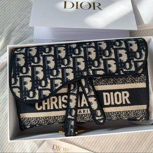 BRAND NEW SADDLE SLIM POUCH
BLUE DIOR OBLIQUE EMBROIDERY
